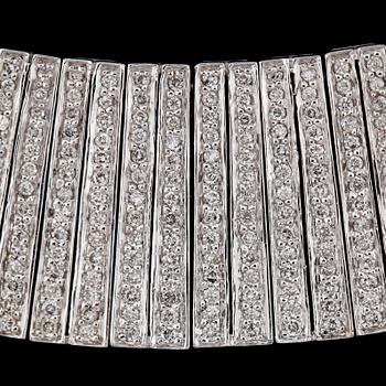 COLLIER, briljantslipade diamanter, tot. ca 15 ct, infattade i stavar.