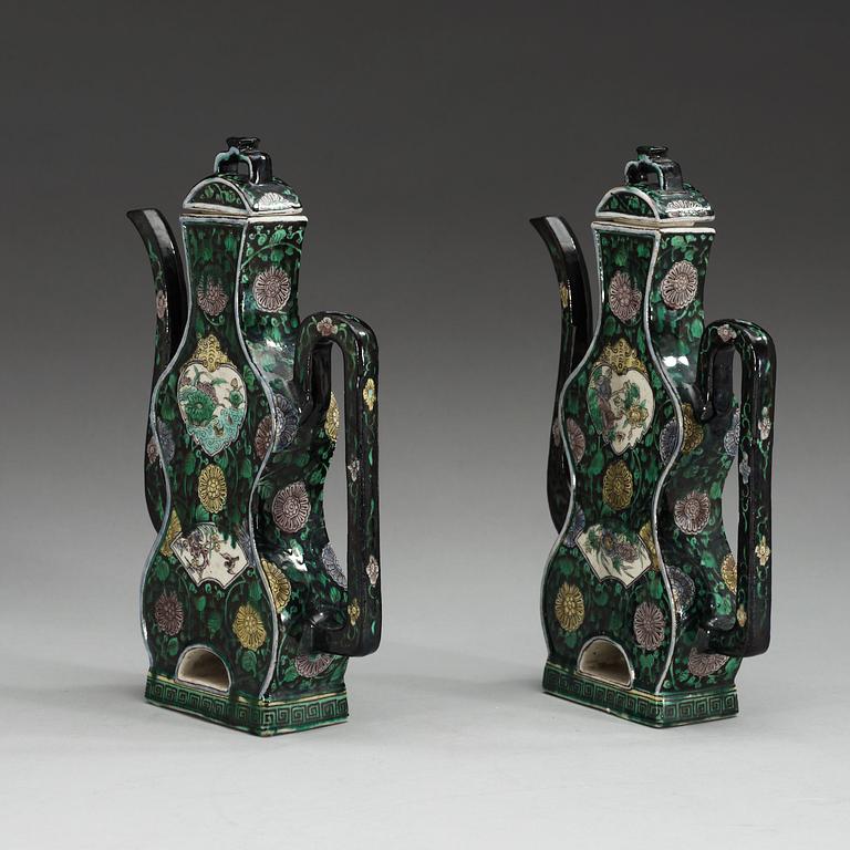 KANNOR med LOCK, ett par, porslin. Qing dynastin, 1700-tal.