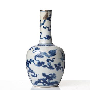 A blue and white vase, Qing dynasty, Kangxi (1662-1722).