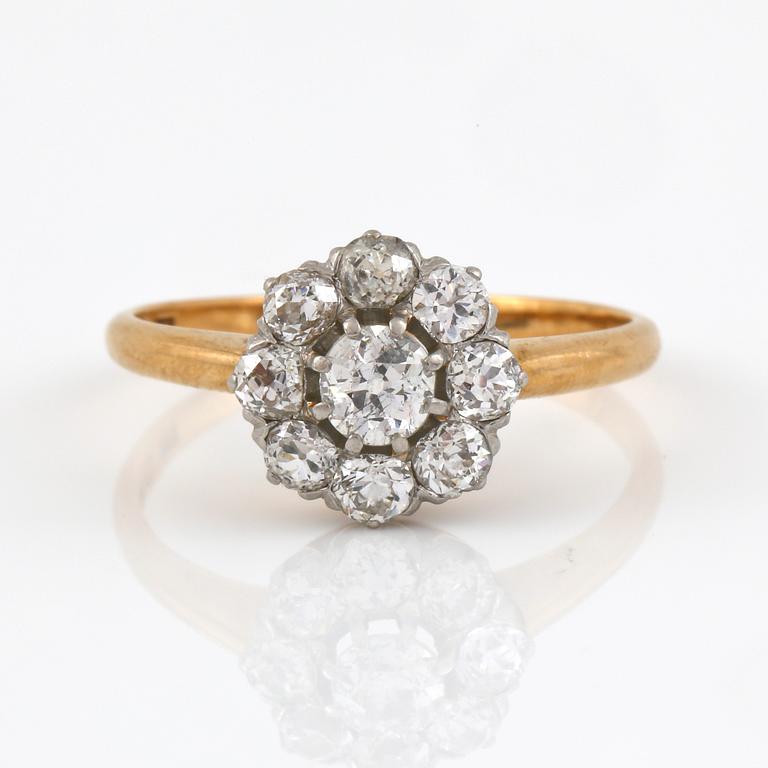 RING, 18K guld med gammalslipade diamanter tot ca 0,89 ct, I Sundström, Stockholm, 1913. Vikt 2,60 g.