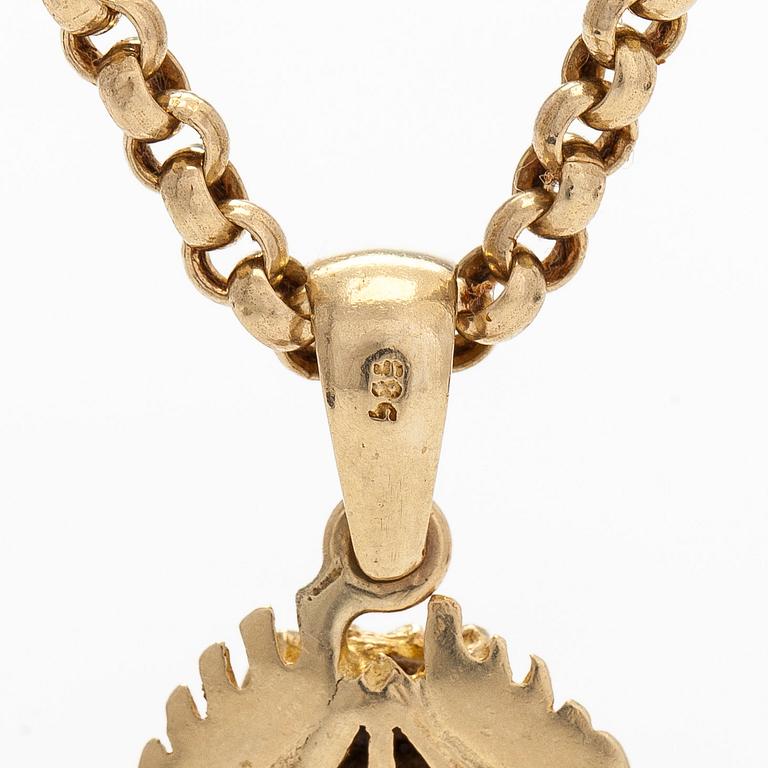 Necklace in 14K gold, with a pendant in the shape of a scarab.