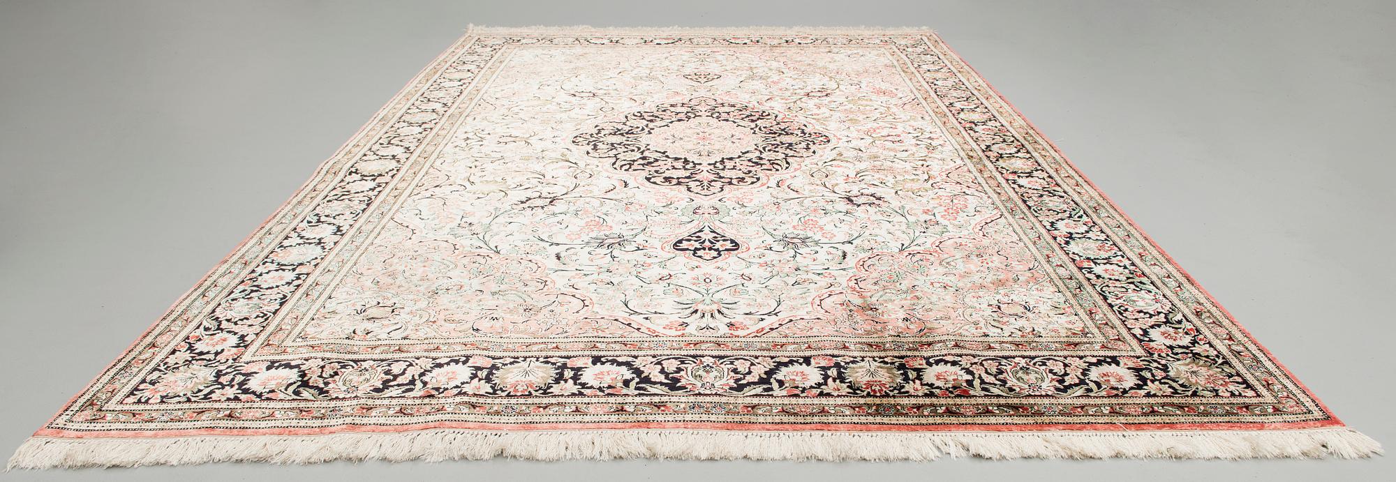 MATTA, orientalisk, siden på bomullsvarp, old. Ca 304x210 cm.