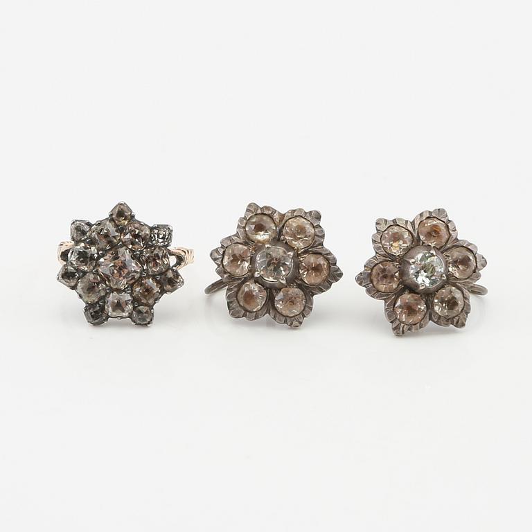 Ring and a pair of earrings in silver with faceted topazes and paste, circa 1900.