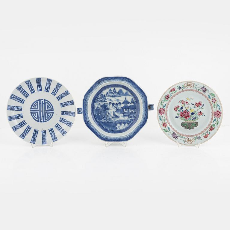 A group of three Chinese porcelain dishes, Qing dynasty, 18th and 19th century.