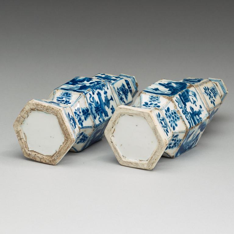 A pair of blue and white vases, Qing dynasty, Kangxi (1662-1722).