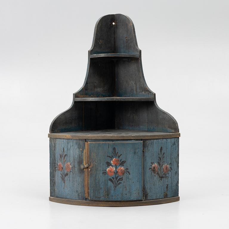 Hörnhängskåp, allmoge, 1800-tal.