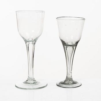 Starkvinsglas, 2 st, snarlika, 1700-tal.