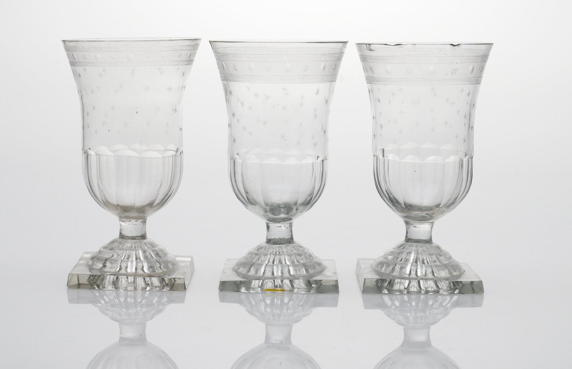 ÖLGLAS, tre stycken, omkring år 1800.