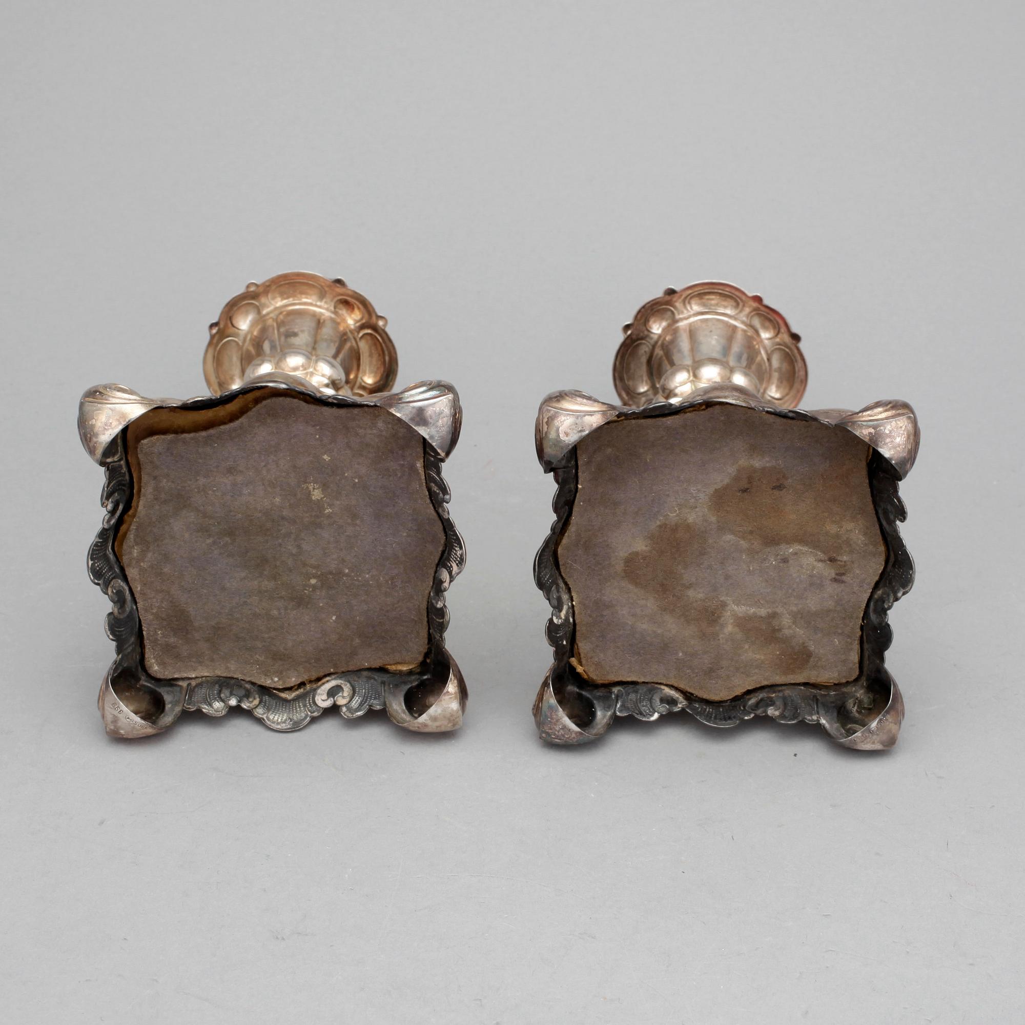 LJUSSTAKAR, ett par, silver barockstil, svenska kontrollstämplar. 1900-talets första hälft.