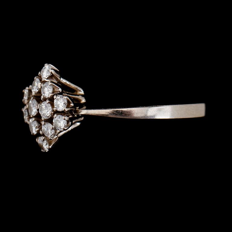 RING, 18K vitguld, briljantslipade diamanter tot ca 0.50 ct, ALP Stockholm 1976.