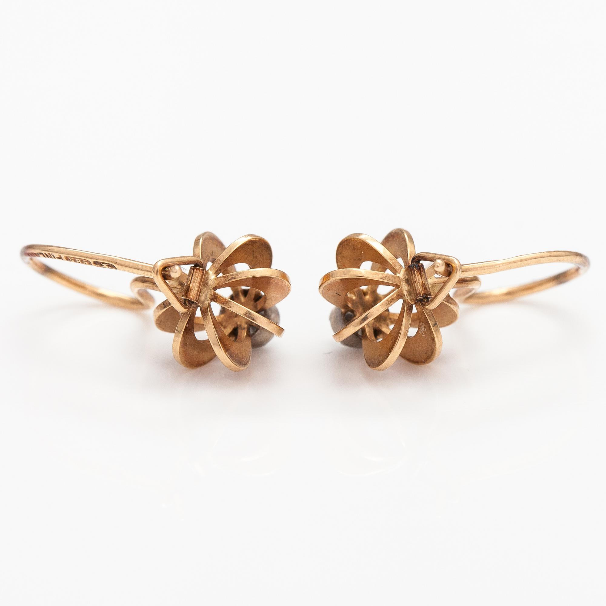A pair of 14K gold earrings with diamonds ca. 0.08 ct in total. Kupittaan kulta, Turku.