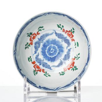 Skål samt fat, porslin. Qingdynastin, Kangxi (1662-1722).