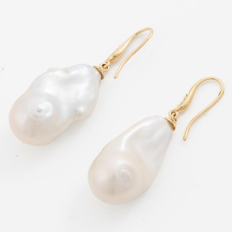 Örhängen 18K guld med odlade barocka sötvattenspärlor och briljantslipade diamanter.