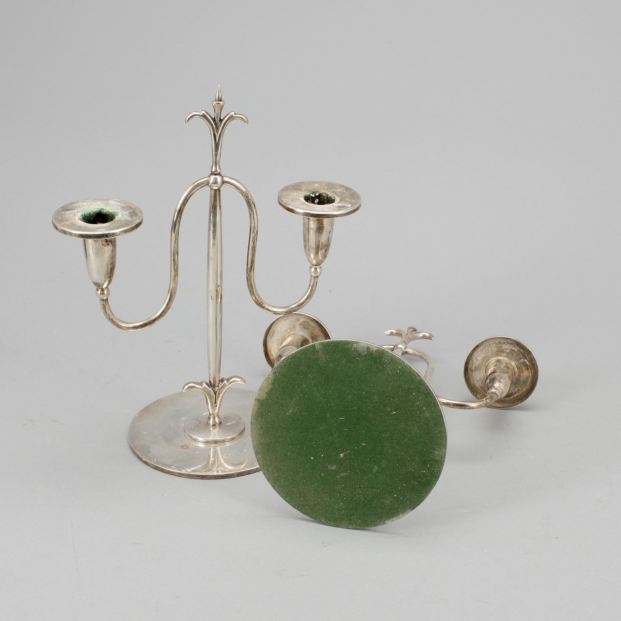 LJUSSTAKAR, ett par, nysilver, 1900-talets första hälft.