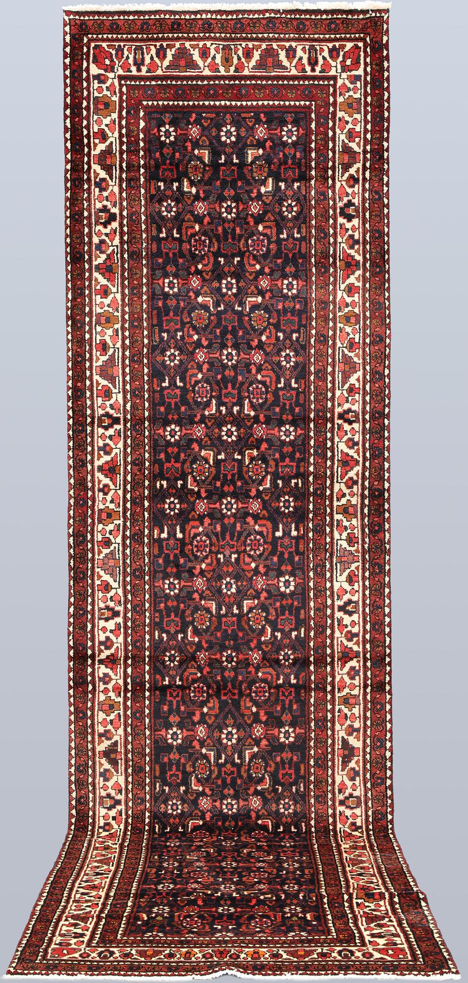 A Hamadan runner, approx. 420 x 110 cm.