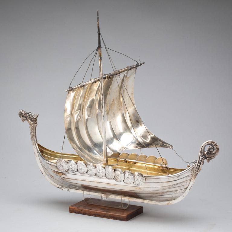 VIKINGASKEPP, silver. Gust Wikström, Göteborg. 1947. Ca 1700g.