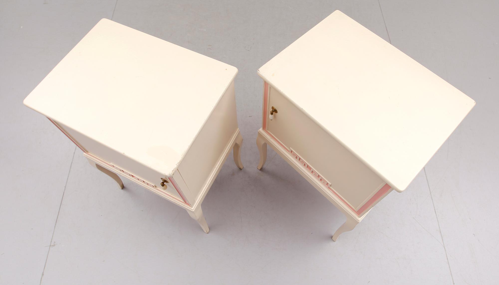 SÄNGBORD, 1 par, 1900-talets första hälft.