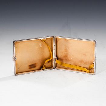 CIGARETTETUIER, 7 st, silver, bär bl a svenska importstämplar. Tot. vikt ca 817 g.