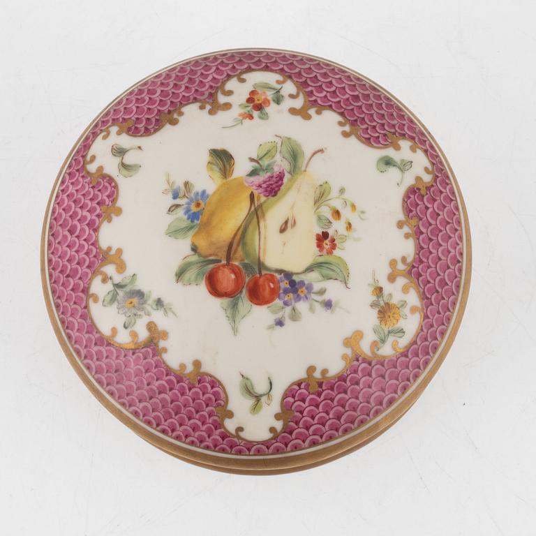 A porcelain box, 19th Century.