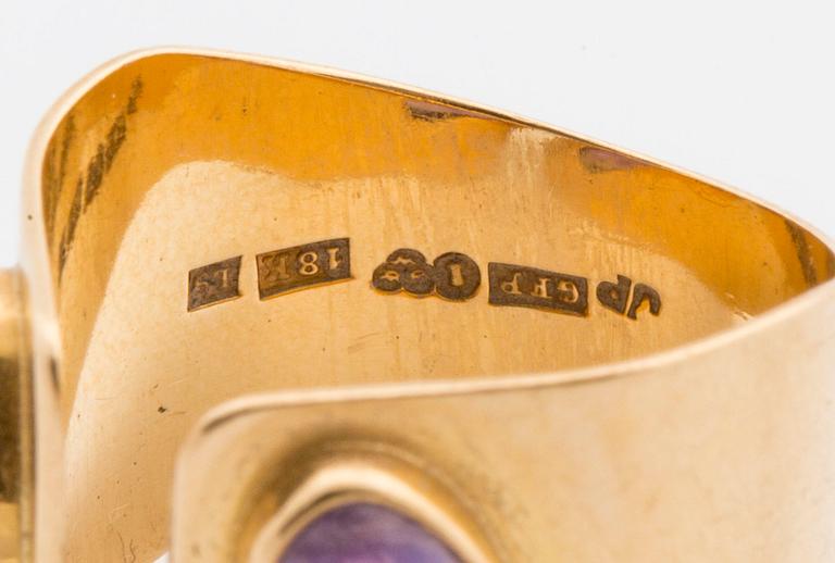 RING, med cabochonslipade ametister.