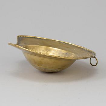 AN 18TH CENTURY BRASS SHAVING DISH.