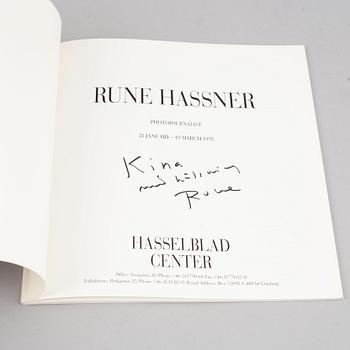 Tiofoto, 2 böcker samt 4 kataloger, några med dedikation.