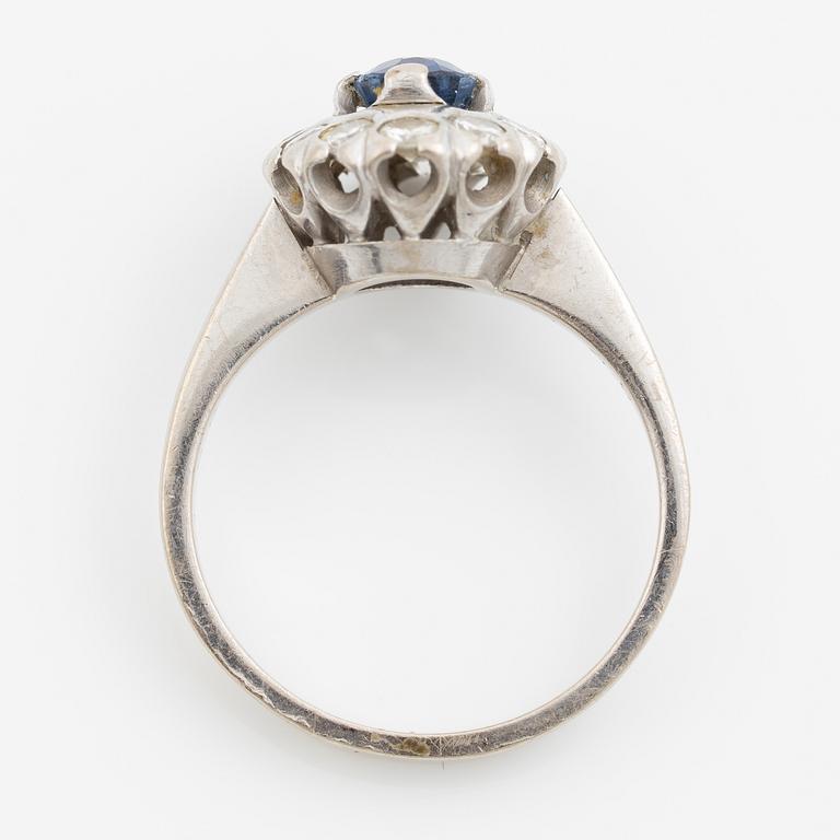 Ring, carmosemodell, 18K vitguld med safir och briljantslipade diamanter.