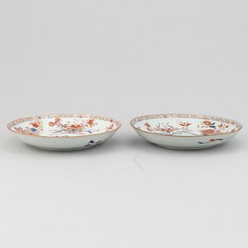A pair of imari dishes, Qing dynasty, 18th Century.