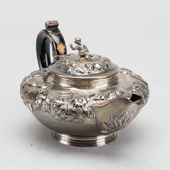 An English 19th century silver teapot mark of R Pearce & G Burrows London 1835, height 11 cm, weight in total 319 gr.