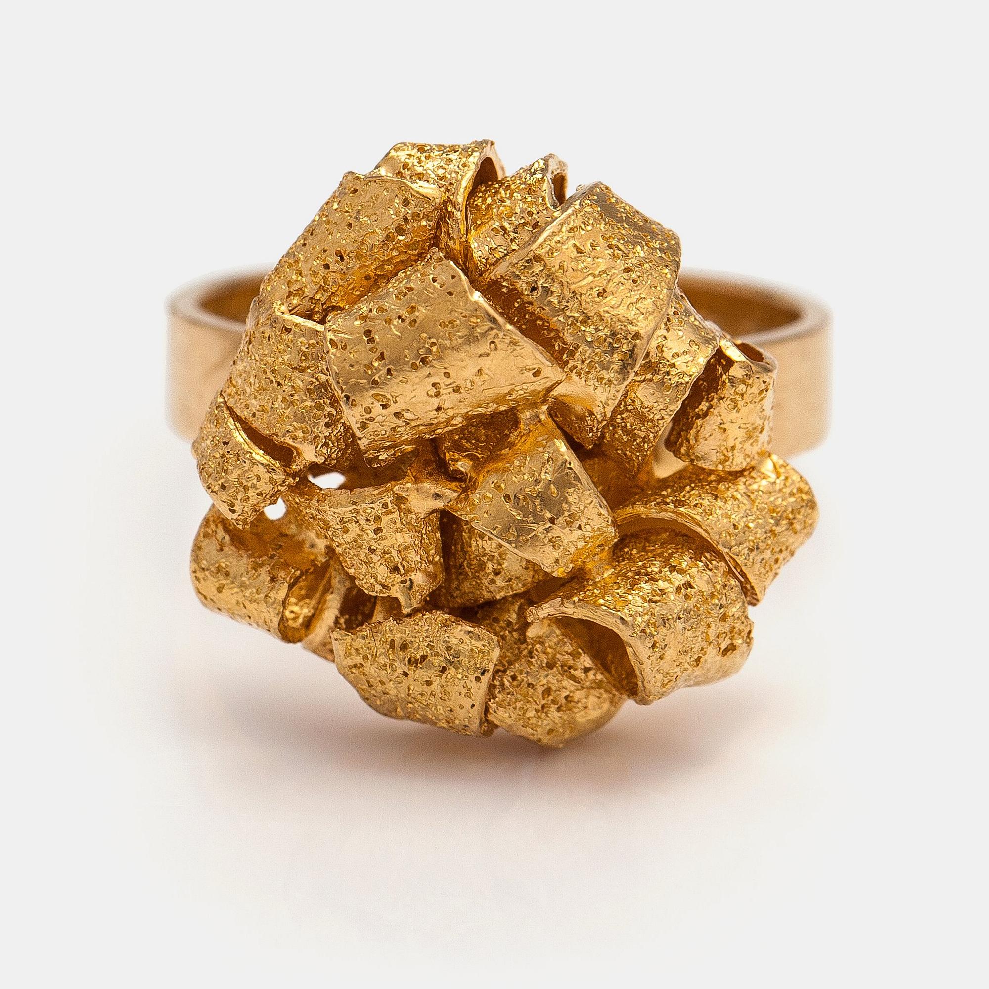 Lotta Orkomies, An 18K gold ring. Tillander, Helsinki 1972.