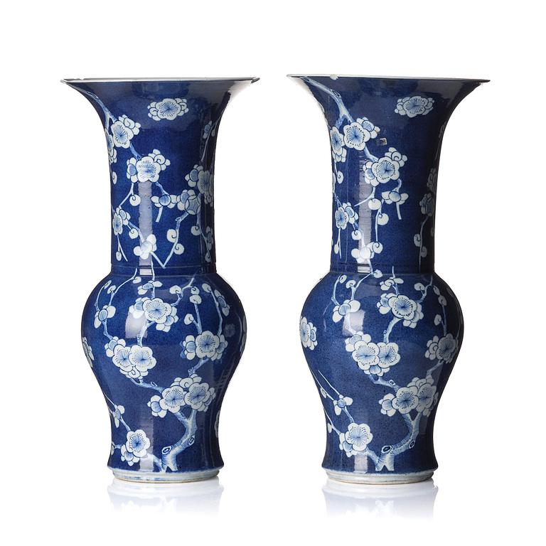 A pair of blue and white 'yen yen' vases, Qing dynasty, 19th century.