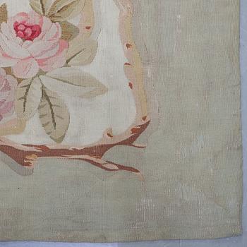Matta, gobelängteknik, ca 385-387,5 x 391,5-404,5 cm, Aubusson, Frankrike 1800-tal.