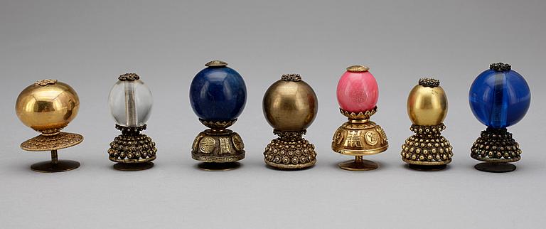 MANDARINKNAPPAR/ÄMBETSMANNAINSIGNIA, 7 st, sen Qing, sekelskifte 1900, Kina.