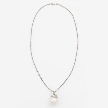 Necklace in 18K white gold with a cultured South Sea pearl and brilliant-cut diamonds. Jovenia.