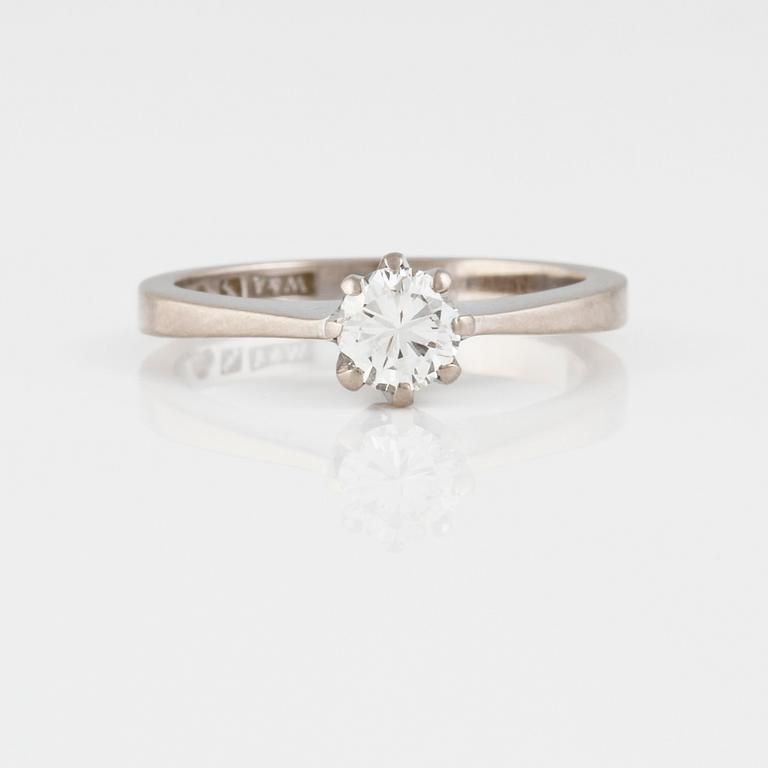 RING, 18K vitguld samt diamant 0.37 ct, W&A, Sävsjö, 1975. Vikt 3,6 gram.