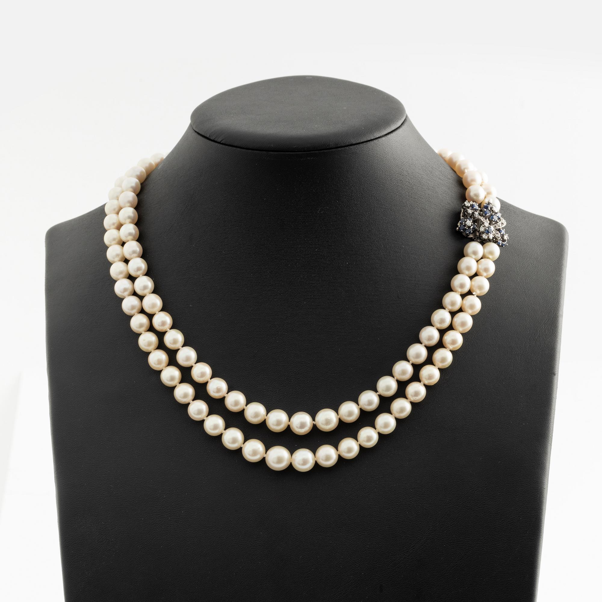 Pärlcollier, två rader odlade pärlor, lås med diamanter och safirer.