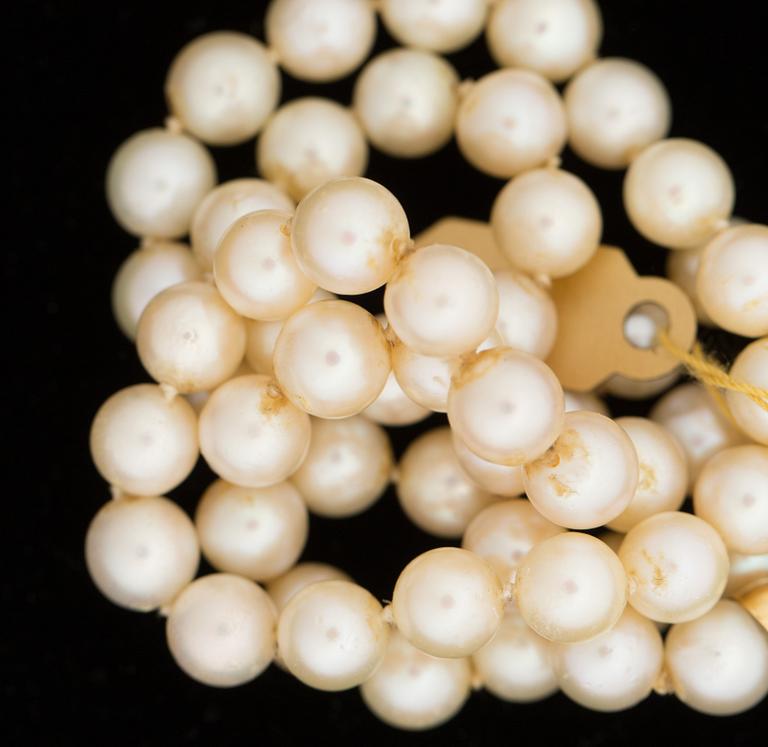 PÄRLCOLLIER, odlade saltvattenspärlor, lås i 18 k guld.