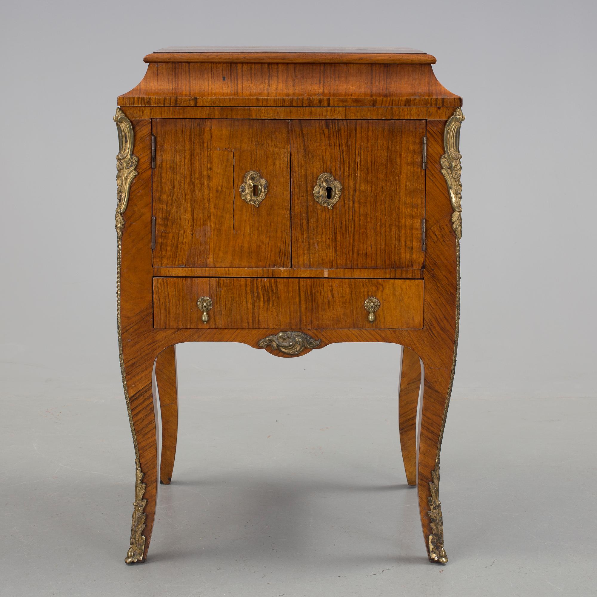 POTTSKÅP, rokokostil, 1800-tal.