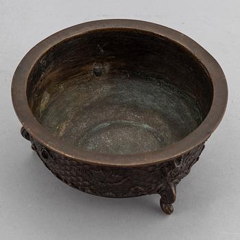 A Japanese bronze censer, Meiji period (1868-1912).