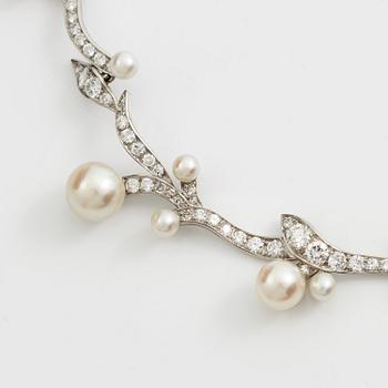 W.A. Bolin collier platina med odlade pärlor och runda briljantslipade  diamanter.