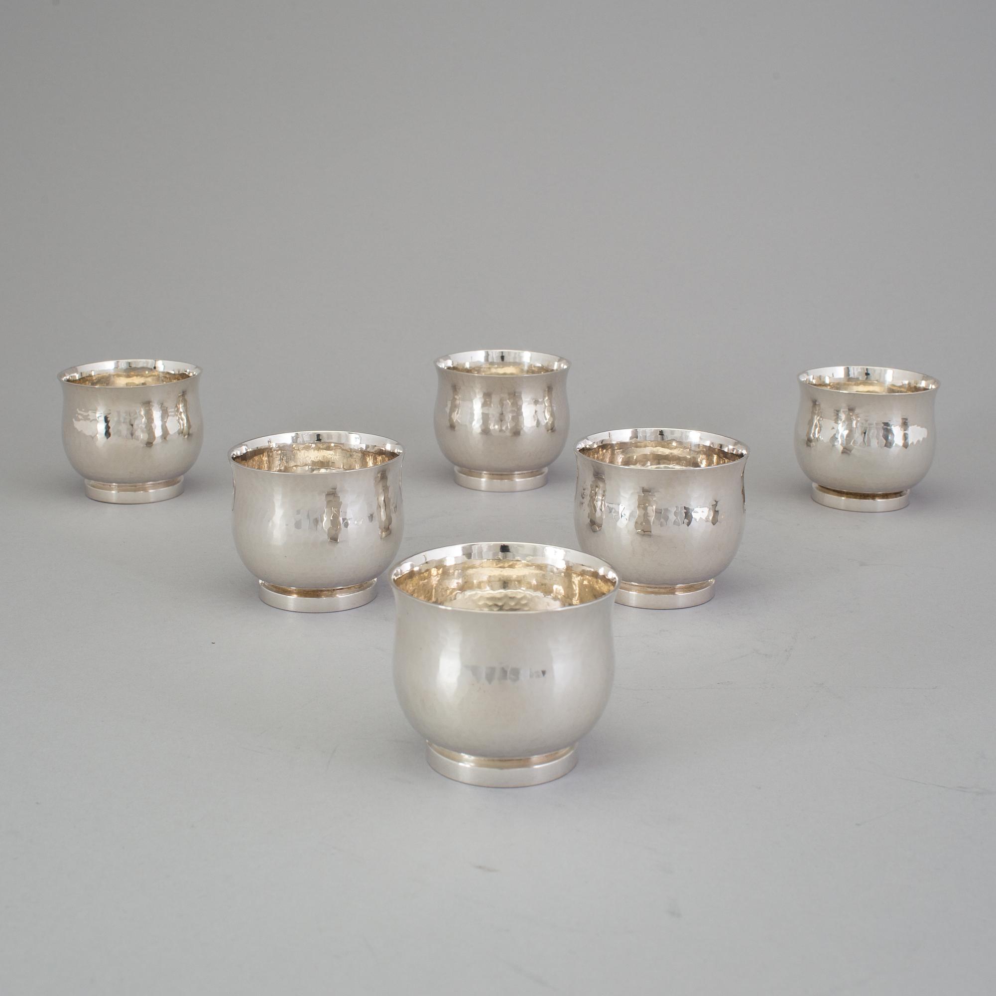 a silver carafe and six vodka cups by Erik Löfman 1929-1994 for K G Markströms AB, Uppsala 1978. Weight ca 1122 gram.