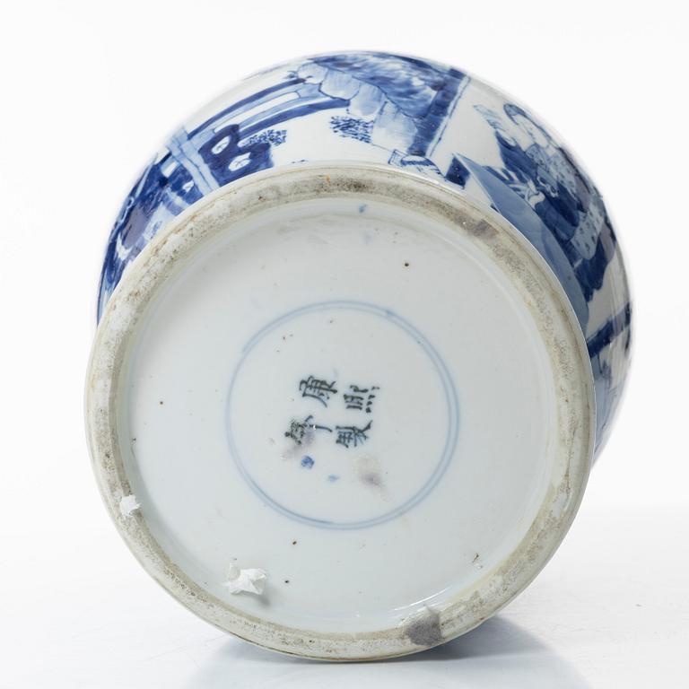 Urna med lock, porslin, Kina, Qingdynastin, 1800-tal.