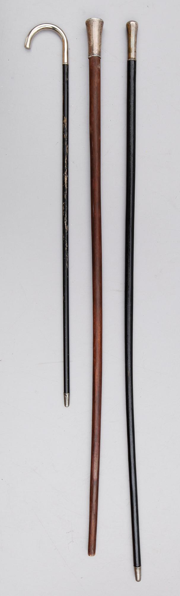 PROMENADKÄPPAR, 3 st, varav en med silverkrycka, 1900-talets första hälft.