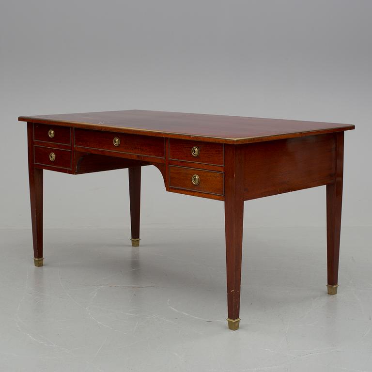 SKRIVBORD, sengustaviansk stil, 1900-talets andra hälft.