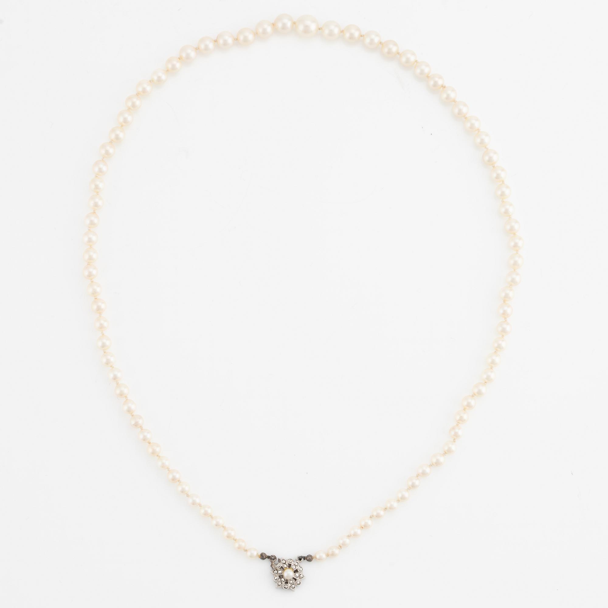 Pärlcollier, med doserade odlade pärlor, lås silver.