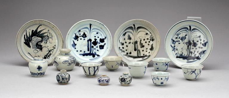 FAT samt KOPPAR och KRUKOR, 15 delar, porslin, Kina. 1800-tal.