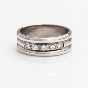 A 14K white gold ring with diamonds ca. 0.15 ct in total.