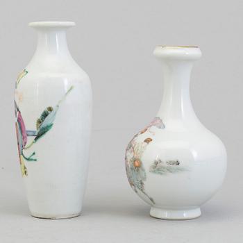 Two Chinese famille rose figural porcelain vase, Qing dynasty, Tongzhi (1862-74).