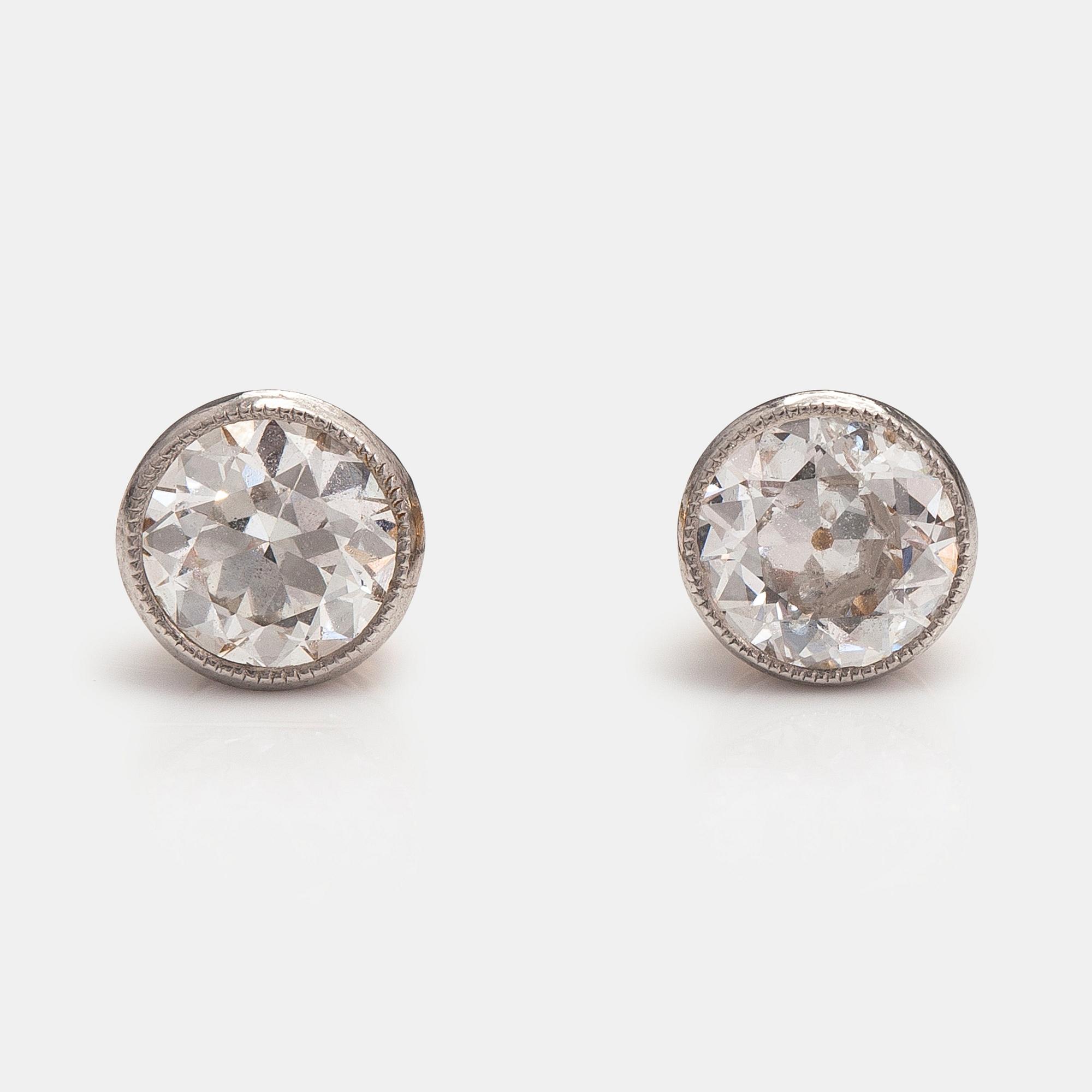 A pait of 18K gold earrings with transitional-cut diamonds ca. 1.30 ct in total. Oskar Lindroos, Helsinki 1953.