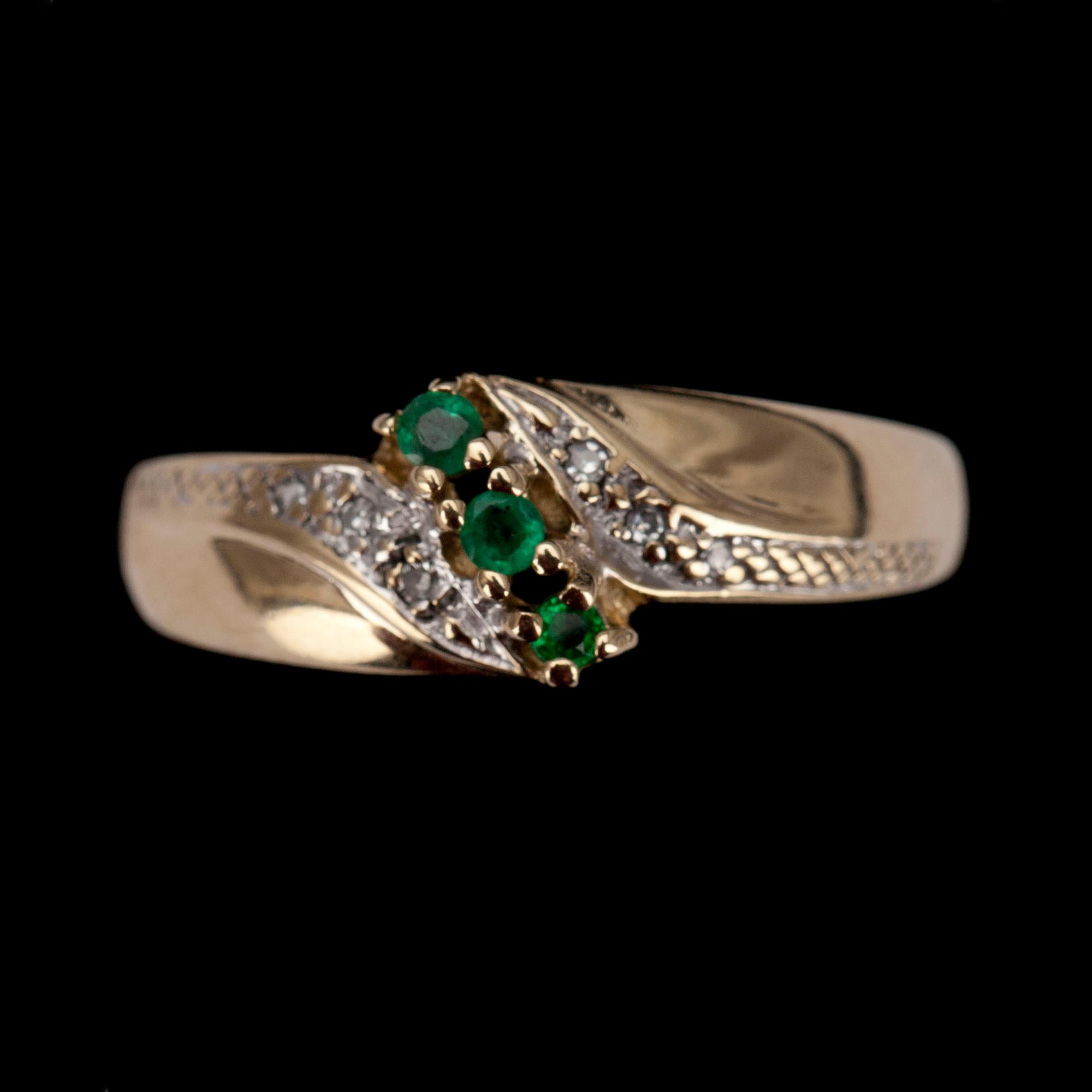 RING, guld 14K, 6 pientä timanttia, 3 pientä smaragdia. Suomalaiset leimat 1996. Vikt tot. 2,5 g.